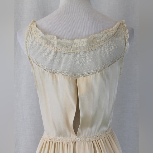 Sylvia Pedlar Iris Lingerie co. 1920s Silk Charmeuse and French Lace Nightgown - Picture 6 of 14